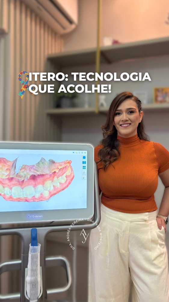 Scanner intraoral escaneamento digital com arcada dentária digitalizada em 3D na tela, dentro do consultório
